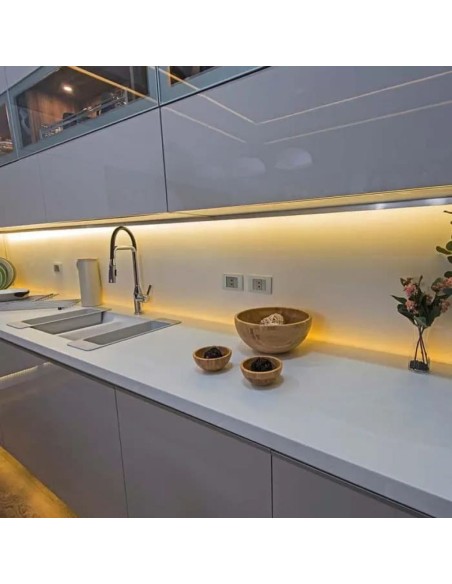 Strip LED SMD5050 11W/m 5m 60 LED/m 12V 3000K IP65 10mm-prodotto in ambiente